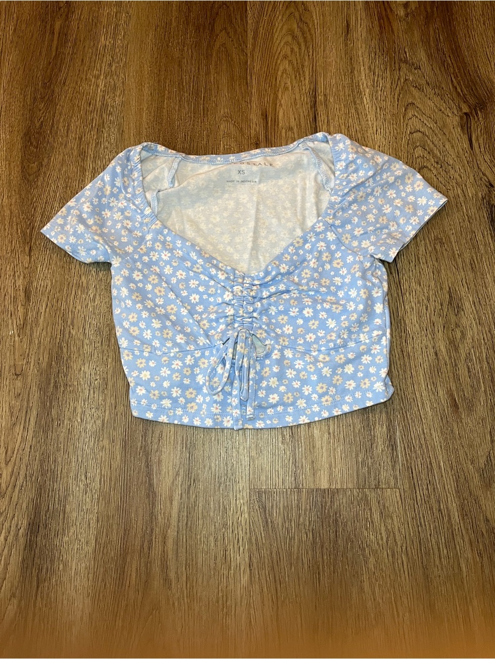 EUC Aeropostale light blue floral cropped tee with ruching